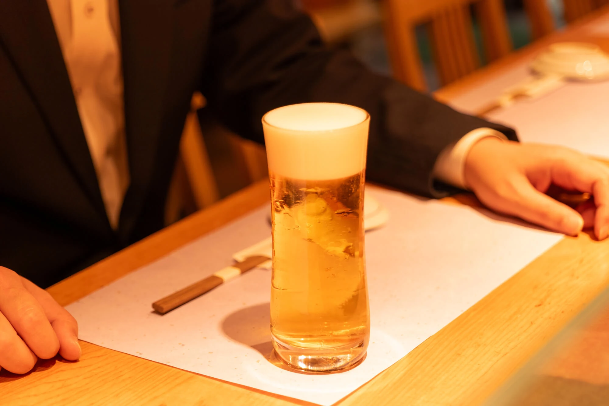 和食店で配膳する男性スタッフ